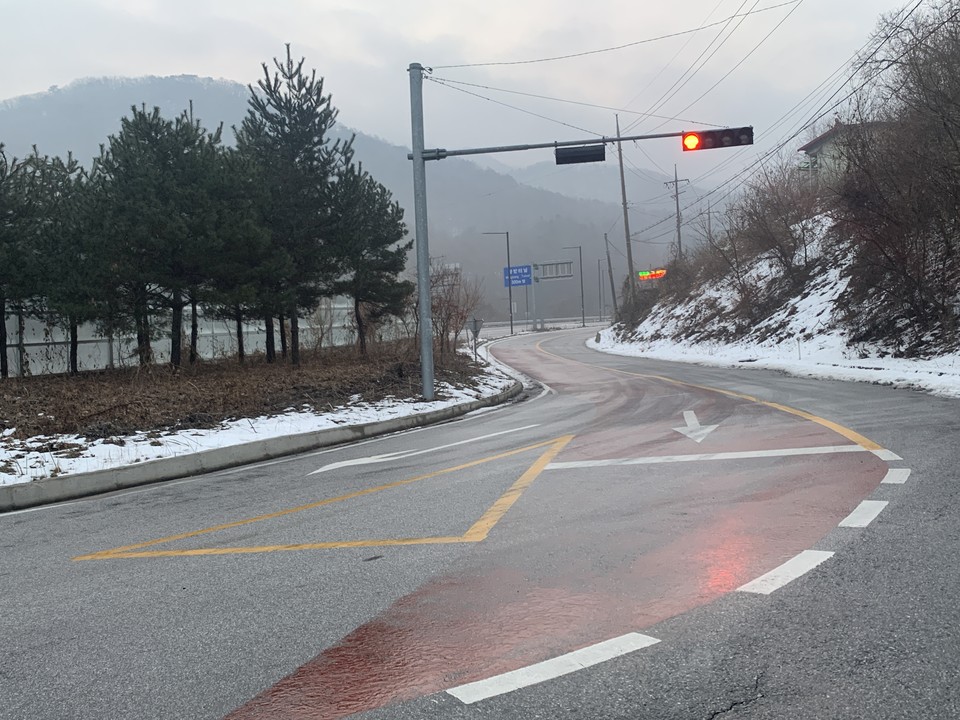 20일 오전 7시57분께 동두천시 지방도인 삼육사로에 안개와 함께 블랙아이스가 생겨 각별한 주의가 요구된다. (사진=오기춘 기자)