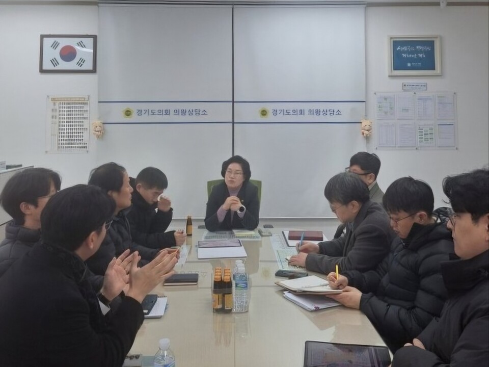 경기도의회 도시환경위원회 김옥순 의원이 16일 도의회 의왕상담소에서 의왕시청 도시정책과장과 관계 공무원 및 주민들과 함께 ‘재개발 사업 공사 진행 관련 문제점 대책 마련을 위한 정담회’를 개최했다. (사진제공=경기도의회)