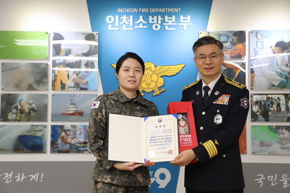 의정 갈등으로 응급의료 공백 우려가 커진 상황 속에서 군 헬기를 활용한 항공이송 체계를 현장에서 작동시키는 데 기여한 군 의료장교가 인천소방본부 표창을 받았다. (사진제공=인천소방본부)