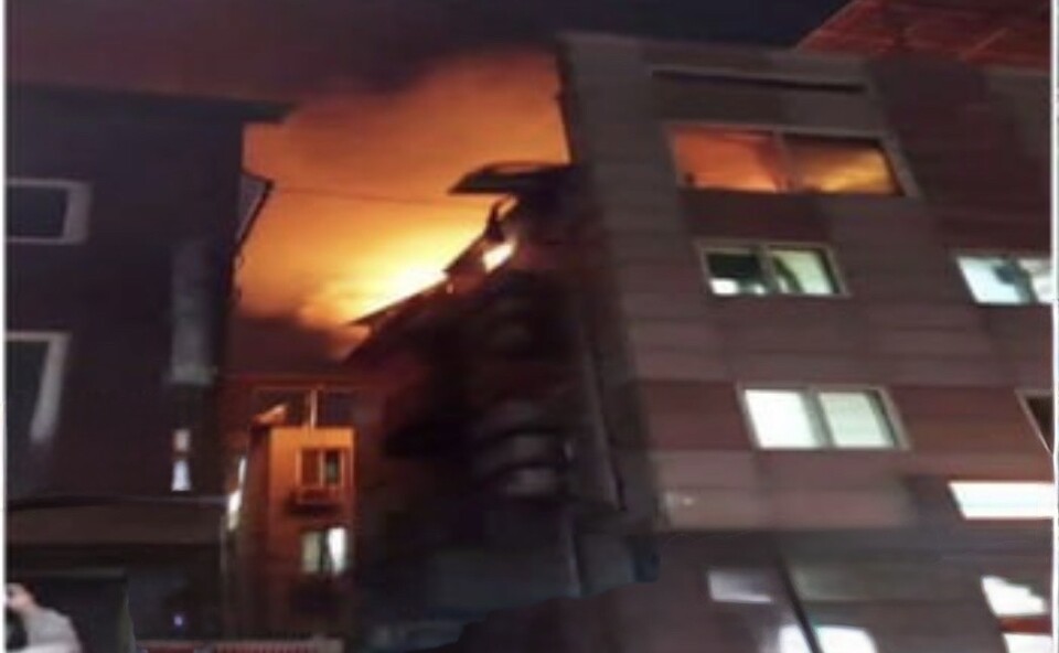 17일 오전 1시9분께 안산시 단원구 원곡동의 한 고시텔 4층 베란다 세탁실에서 불이 났다. 이 불로 인명피해는 없었으며, 거주자 15명이 자력으로 대피했다. (사진제공=경기도소방재난본부)