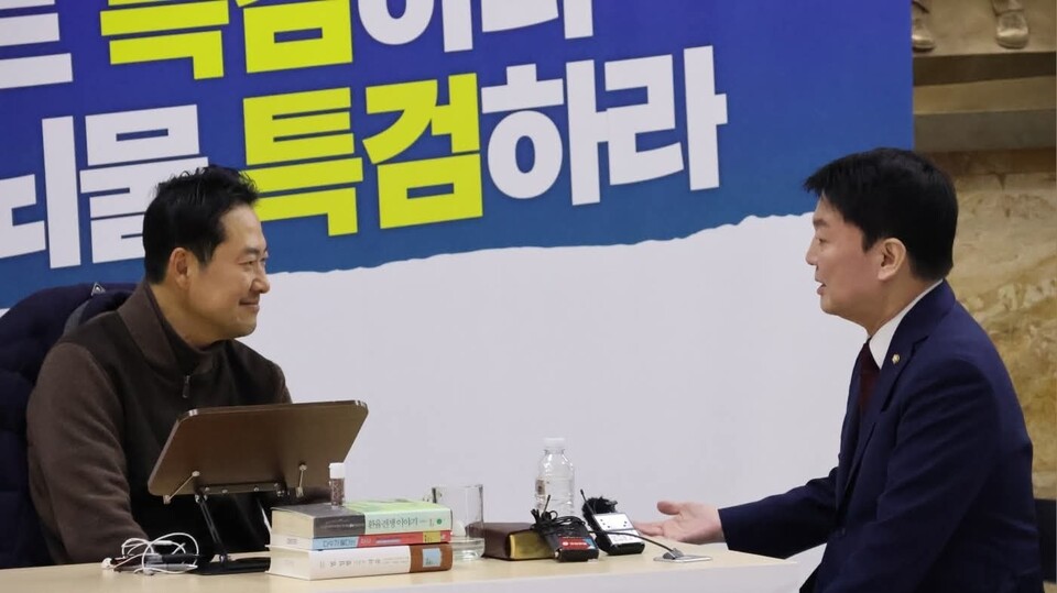 안철수 의원이 17일 오후 단식 농성 중인 장동혁 국민의힘 당대표를 만나 정치 현안과 당의 과제에 대해 의견을 나누고 있다. (사진=안철수 의원 페이스북)