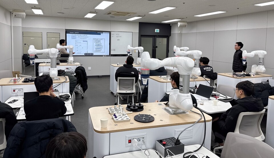안산시 로봇직업교육센터에서 협동로봇을 활용한 조립 공정 자동화 교육을 진행하고 있다. (사진제공=안산시)