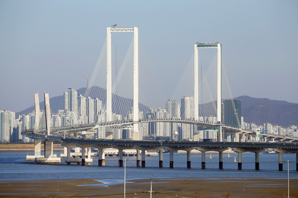 청라하늘대교가 본 공사 완공과 개통을 마치며, 인천 지역업체가 참여한 상생형 건설 모델로 지역 건설경제 활성화와 기술 경쟁력 강화를 동시에 이끌고 있다. 사진은 청라하늘대교 전경. (사진제공=인천경제청)