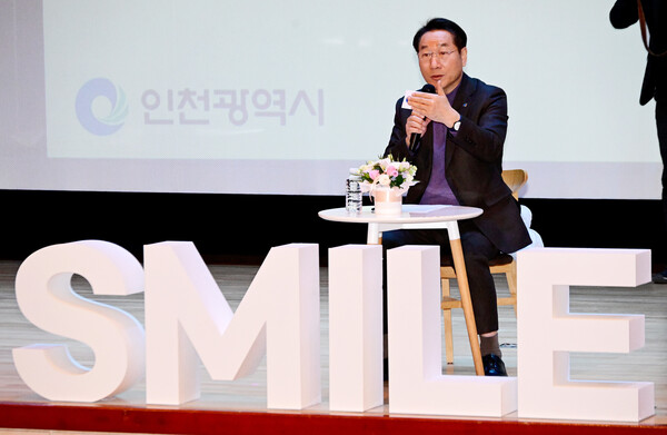 유정복 시장이 19일 남동구 청소년수련관에서 열린 '2026 주요업무보고회(인천시설공단)'에서 직원들과 대화하고 있다. (사진제공=인천시)