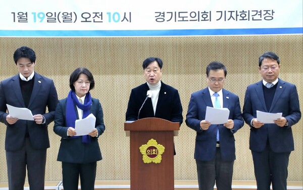 더불어민주당 경기지역 국회의원들이 19일 이재명 대통령과 관련된 형사사건을 두고 “정치검찰에 의한 조작기소”라며 검찰에 공소취소를 촉구했다. (사진=김준혁 의원 페이스북)