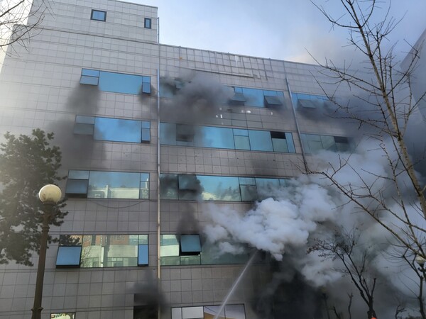 20일 오전 부천시 원미구 중동의 한 업무시설에서 불이 나 소방당국이 대응 1단계를 발령했다. 이 불로 인명피해는 없었으며, 건물 내부에 있던 48명이 자력으로 대피했다. (사진제공=경기도소방재난본부)