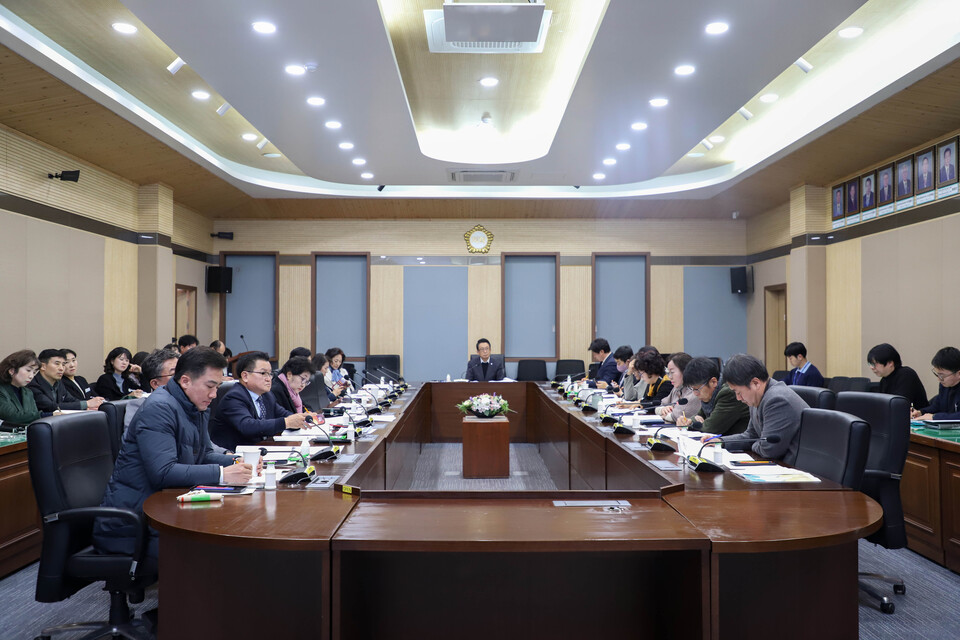 평택시의회가 20일 시의회 3층 간담회장에서 주요 사업 및 현안 보고 청취와 자체 안건처리를 위한 1월 정기 의원간담회를 개최했다. (사진제공=평택시의회)