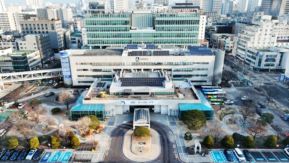수원특례시가 지난 12월 행정안전부 가이드라인에 따른 혐오·비방성 현수막 관리 방침을 발표한 데 이어 현장 판단 기준을 체계화한 ‘수원시 인권침해 표현 판단 실무 매뉴얼’을 제작했다. 사진은 수원시청 전경. (사진제공=수원시)