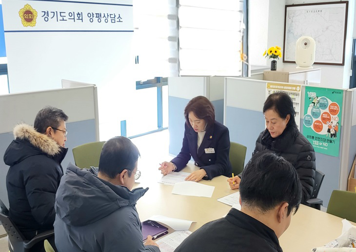경기도의회 박명숙 의원과 이혜원 의원이 22일 양평군청 기획 예산담당관 관계자로부터 ‘경기 생활 쏙(SOC) 환원 사업’ 공모 추진 계획을 보고받고 사업 방향에 대해 함께 논의하는 시간을 가졌다. (사진제공=경기도의회)