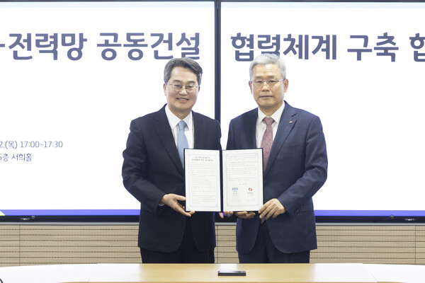 22일 오후 경기도청 서희홀에서 김동연 경기도지사, 김동철 한국전력공사 사장이 도로-전력망 공동건설 협력체계 구축 협약서를 들고 기념촬영을 하고 있다. (사진제공=경기도)
