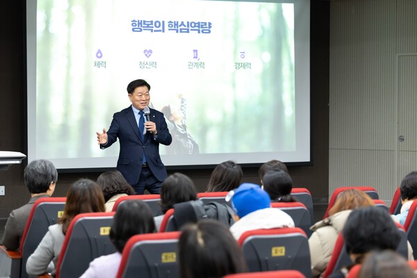 박승원 광명시장이 지난 22일 광명시 평생학습원에서 열린 ‘2026년 평생학습 사업설명회’에서 ‘유능한 도시, 유능한 시민! 평생학습으로 열어가다’를 주제로 특강하고 있다. (사진제공=광명시)