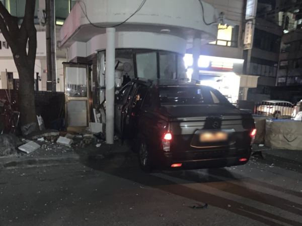  23일 오전 6시40분께 의정부시 호원동의 한 아파트 경비실 건물로 SUV가 돌진했다. (사진=SNS 캡쳐)