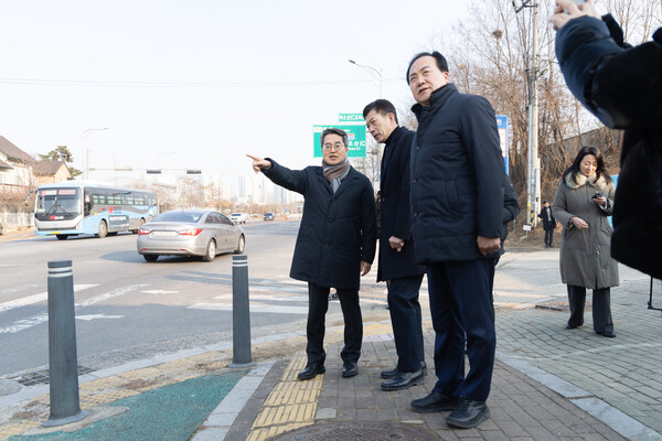 김동연 지사가  23일 이권재 오산시장과 관계 공무원들과 함께 주변 도로 여건을 살펴보며 북오산IC 진입로 정체 원인과 해법을 확인했다. (사진제공=경기도)