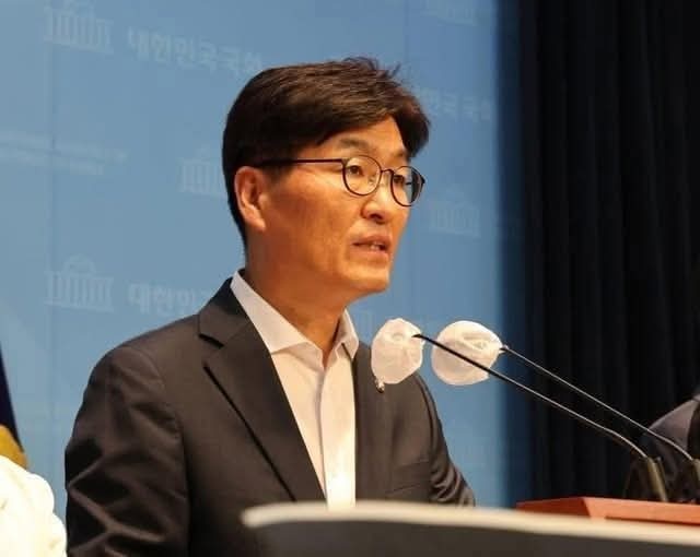 더불어민주당 박해철 대변인은 25일 오후 국회 소통관에서 브리핑을 열고 “이번 지명 철회는 제기된 의혹의 심각성과 국회 인사청문회 과정에서의 소명, 사회 각계에서 제기된 우려, 그리고 무엇보다 엄정한 국민의 눈높이를 고려한 고심의 결과”라고 설명했다. (사진=박해철 대변인 페이스북)