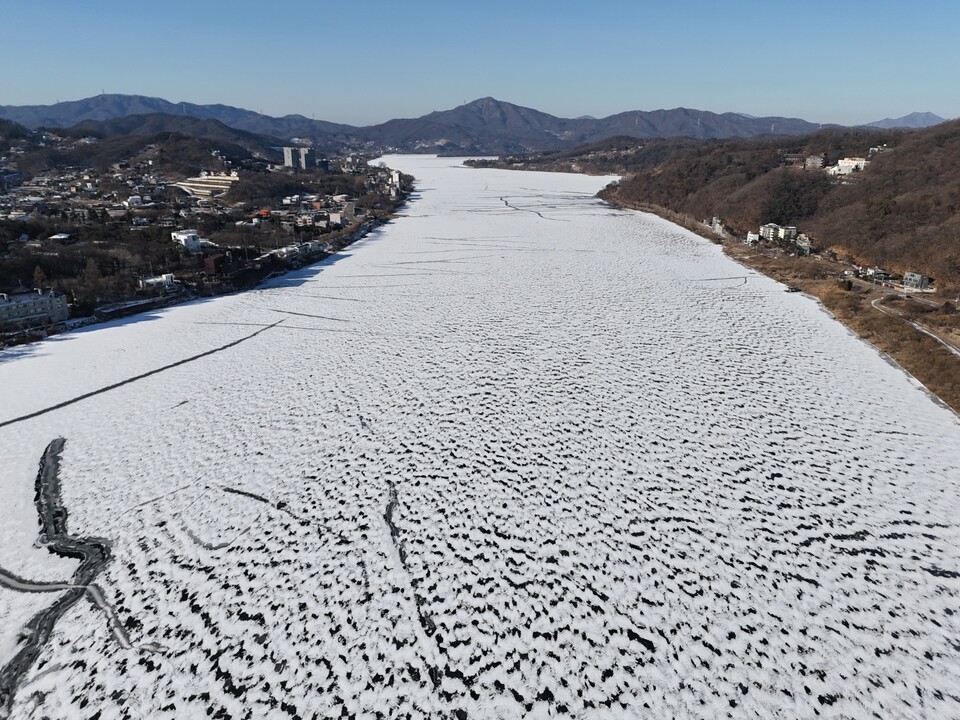 26일 월요일 수도권(인천, 경기도 등) 지역은 북쪽에서 내려오는 찬 공기의 영향으로 강추위가 이어지겠다. 아침 기온이 -15~-6℃ 분포를 보이겠고, 일부 경기북부 내륙은 -15℃ 안팎까지 떨어질 전망이다. 사진은 25일 오전 양평 남한강 전경. (사진=이건구 기자)
