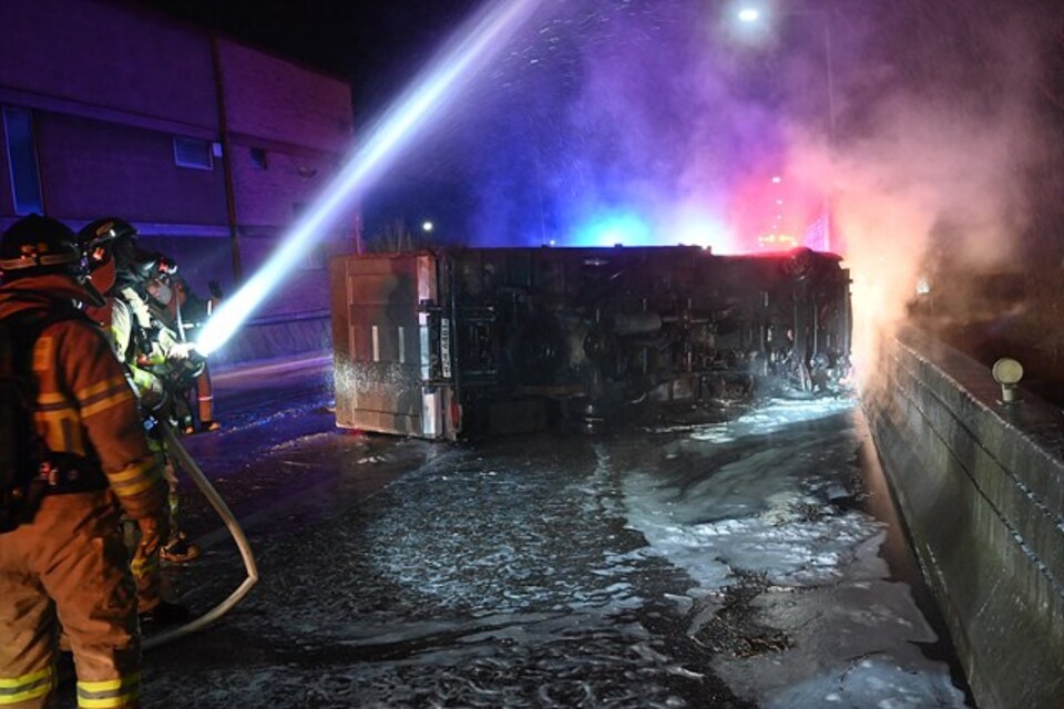 26일 새벽 하남시 학일동 광주원주고속도로(서울방면)에서 화물차가 전복된 뒤 불이 나 소방당국에 의해 진화됐다. 운전자 1명은 자력으로 대피했으며, 의식은 명료했고 외견상 특이사항은 없었던 것으로 확인됐다. (사진제공=경기도소방재난본부)