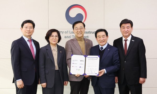 안성시, 중부권 광역급행철도 조기 추진 공동건의문 국토교통부 전달 (안성시 제공)