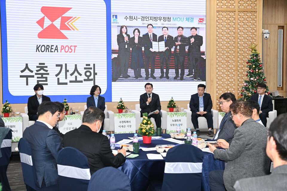 이재준 시장이 2023년 12월 열린 ‘수원시 수출중소기업 도란도란 토크’에 참석해 수원시 수출시책에 참여한 중소기업인들의 이야기를 듣고 있다. (사진제공=수원시)