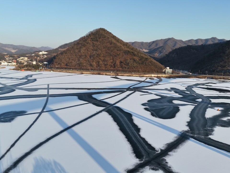 27일 오후 4시 40분께 남양주시 조안면 조안 나들목 인근에서 바라본 북한강. 서서히 녹아내린 얼음 사이로 드러난 검푸른 물길과, 저녁 햇살에 의해 길게 드리워진 북한강 대교의 그림자가 겹치며 강 위에 수묵화 같은 풍경을 만들어내고 있다. (사진=이건구 기자)