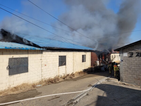 27일 오후 1시40분께 고양시 일산동구의 인테리어 공장에서 불이 났다. (사진제공=경기도북부소방재난본부)