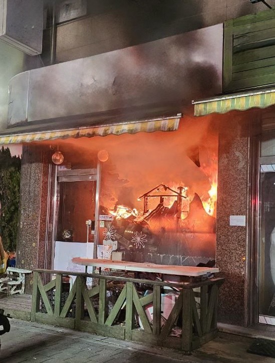 27일 오후 7시46분께 평택시 비전동의 한 복합상가 1층 점포에서 불이 났다. 인명피해는 발생하지 않았으며, 당시 상가에 있던 8명은 스스로 대피했다. (사진제공= 경기도소방재난본부)