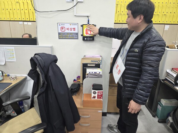  악성 특이민원에 선제적으로 대응하고 안전한 민원실 환경을 조성하기 위해 인천 옹진군이 실제 상황을 가정한 대응 모의훈련을 실시했다. (사진제공=옹진군)