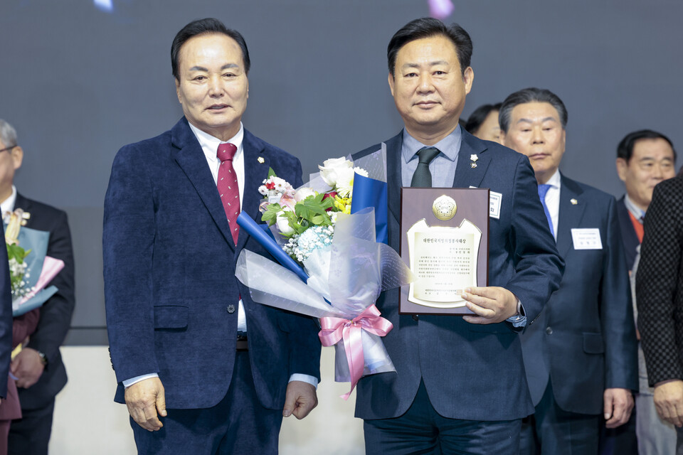 구리시의회 신동화 의장이 28일, 지방자치 발전과 지역사회 봉사에 헌신한 공로를 인정받아 ‘제18회 대한민국지방의정봉사대상’을 수상했다. (사진제공=구리시의회)