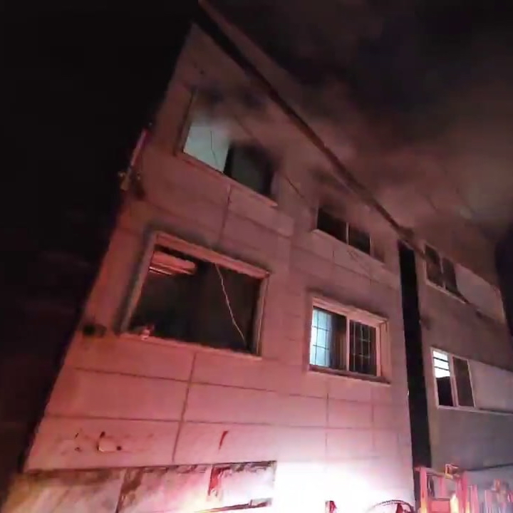 29일 새벽 시간대 성남의 한 다세대주택에서 불이 나 40대 남성 3명이 부상을 입고, 이 가운데 2명은 심정지 상태로 병원에 이송됐다. (사진제공=경기도소방재난본부)