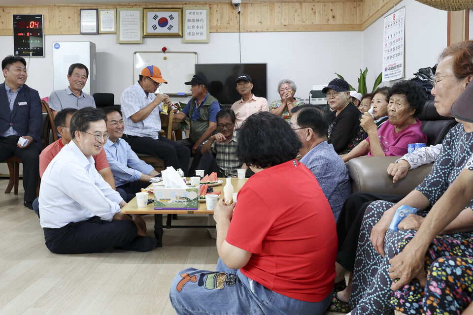 지난해 8월20일 평택 내1리 마을회관(무더위쉼터)을 방문한 김동연 지사. (사진제공=경기도)