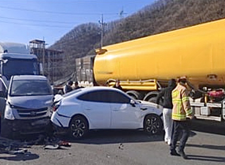 31일 오후 1시38분께 용인시 처인구 양지면의 한 도로에서 차량 6대와 오토바이 1대가 연쇄 추돌하는 사고가 발생해 오토바이 운전자인 60대 남성 1명이 심정지 상태로 구조돼 심폐소생술을 받으며 병원으로 이송됐다. 또 경상자 3명도 부상을 입어 병원 치료를 받고 있다. (사진제공=경기도소방재난본부)