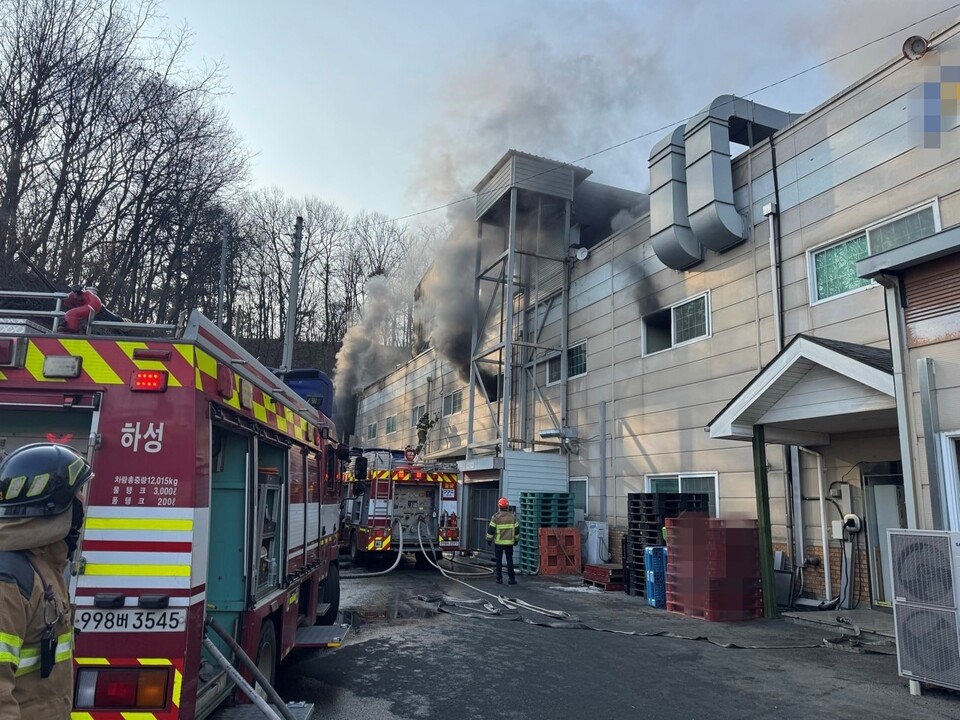 1일 오후 3시3분께 김포시 월곶면의 한 화장품 제조공장에서 불이 났다. 인명피해는 발생하지 않았다. (사진제공=경기도북부소방재난본부)