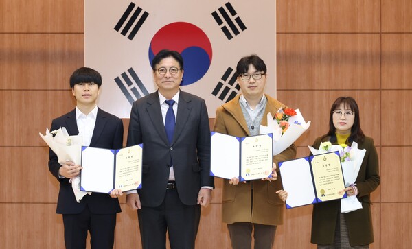 도성훈 인천시교육감은 2일 행복소통만남회의에서 전 직원이 참여한 가운데, 지난 1월 중앙도서관에서 심폐소생술로 시민의 생명을 구한 직원 3명에게 표창을 수여했다. (사진제공=인천시교육청)