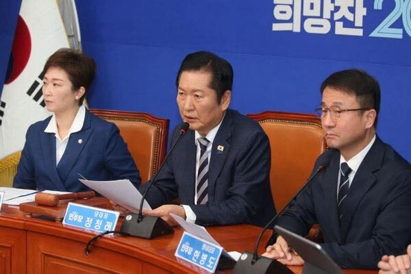 정청래 더불어민주당 대표가 조국혁신당과의 합당 논의와 관련해 “합당 여부는 당원들의 뜻에 따라 결정돼야 한다”며 전당원 투표 원칙을 분명히 했다. (사진=)