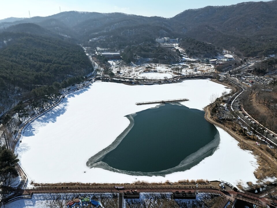  절기상 입춘을 이틀 앞둔 2일 오후 2시께, 이천시 설봉호수에는 새벽 사이 내린 눈이 수면 위에 그대로 쌓여 호수를 하얗게 덮었다. (사진=송석원 기자)