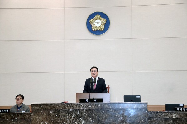 이천시의회가 2026년 새해 첫 임시회를 열고 시정 전반 점검과 주요 정책·사업 심사에 나서며 본격적인 의정활동에 돌입했다. (사진제공=이천시의회)
