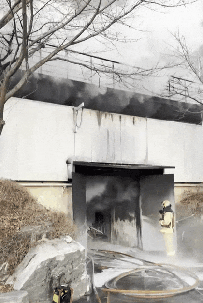 3일 오전 용인시 처인구에 위치한 용인대학교 무도대학 건물에서 발생한 화재가 약 2시간 37분 만에 큰 불길이 잡혔다. 이 화재로 인한 인명피해는 없는 것으로 확인됐다. (영상제공=경기도소방재난본부)