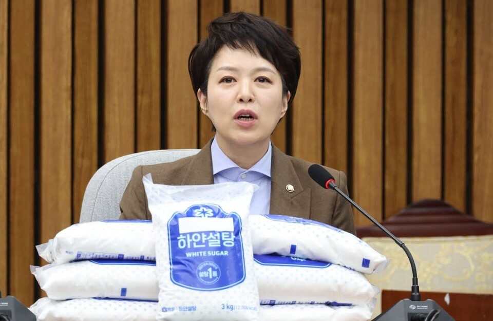 3일 국회에서 열린 국민의힘 원내대책회의에서 김은혜 의원이 정부 안팎에서 거론되는 ‘설탕 부담금(설탕세)’ 도입 논의에 대해 우려를 표했다. (사진=김은혜 의원 페이스북)