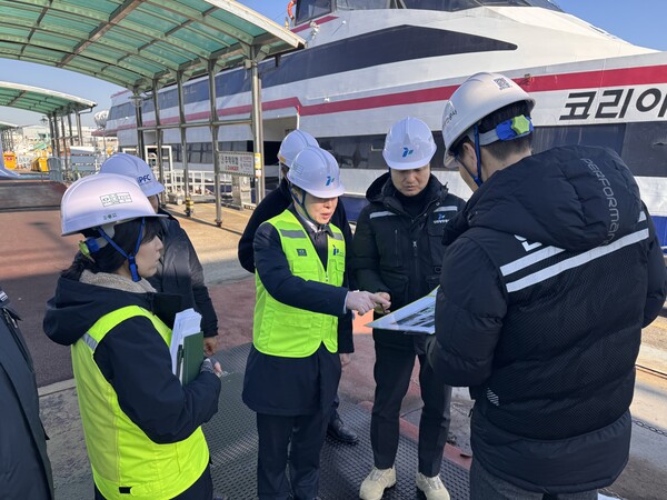 인천항만공사가 설 연휴 인천항 연안여객터미널을 통하여 귀성길에 오르는 여객들에게 안전하고 편리한 서비스를 제공하기 위해 기관장주재 현장점검을 실시했다. (사진제공=인천항만공사)