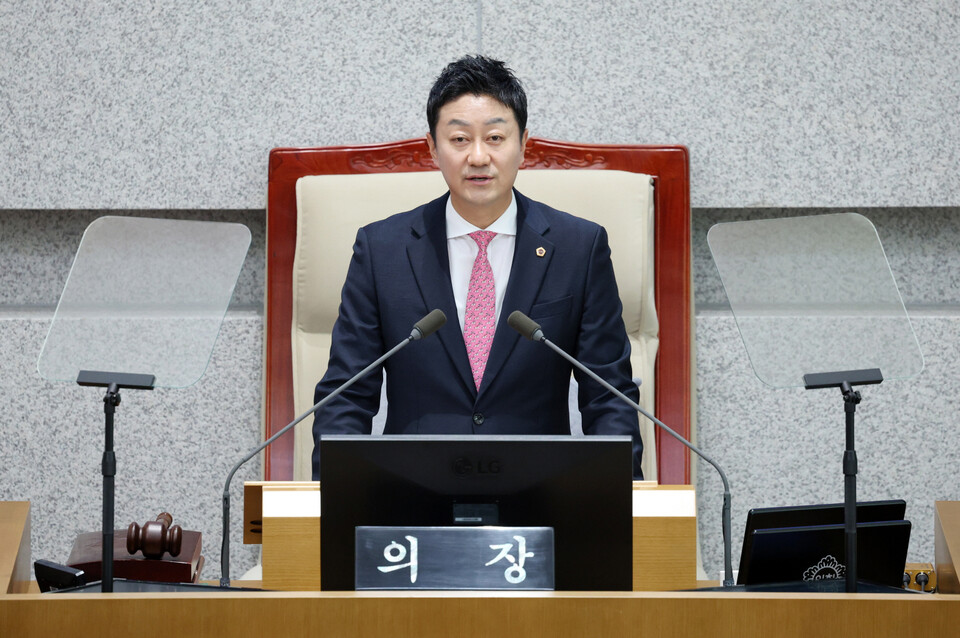 경기도의회 김진경 의장이 3일 2026년 새해 첫 임시회 본회의에서 “도민 중심이라는 초심을 끝까지 지키는 책임의 무게를 되새겨야 한다”며 제11대 경기도의회 임기 마지막 해를 맞이한 각오를 밝혔다. (사진제공=경기도의회)
