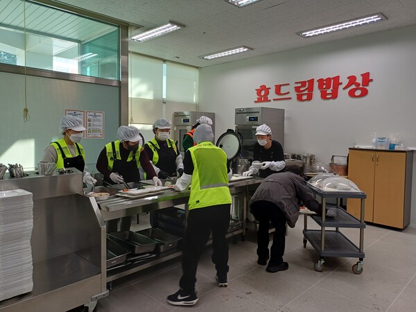 김포시가 지난해부터 운영 중인 ‘효드름 밥상’을 올해 구래, 마산동까지 포함해 수혜대상을 늘렸다. (사진제공=김포시청)