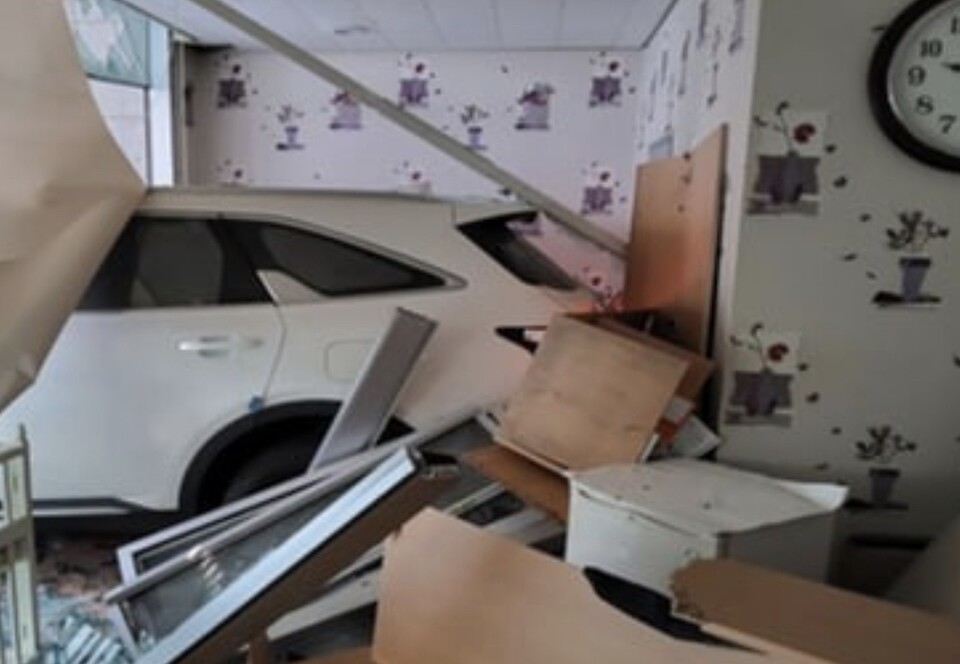 4일 오전 9시46분께 화성시 정남면행정복지센터 주차장에서 흰색 SUV 차량이 후진하던 중 건물 1층으로 돌진하는 사고가 발생했다. 이 사고로 건물 1층 여성휴게소에 있던 60대 여성 2명이 부상을 입었다. (사진제공=경기도소방재난본부)