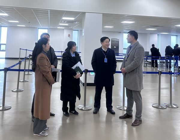 이경규 사장이 4일 인천항 크루즈 터미널에서 승객 수속 현장을 점검하고 있다. (사진제공=인천항만공사)