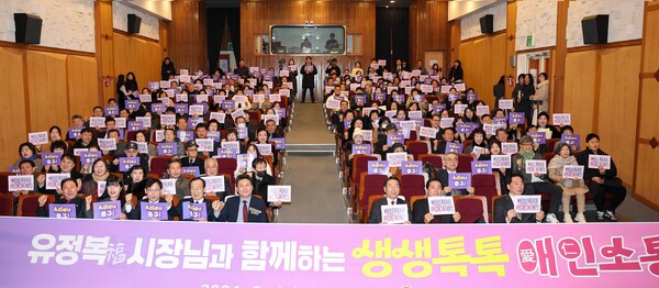 김정헌 구청장이 4일 병오년 새해 연두 방문차 중구청을 찾은 유정복 인천시장을 만나 제물포구·영종구 등 신설 자치구의 안착을 위한 시 차원의 더욱 적극적인 행·재정적 지원이 필요하다고 요청했다. (사진제공=중구)