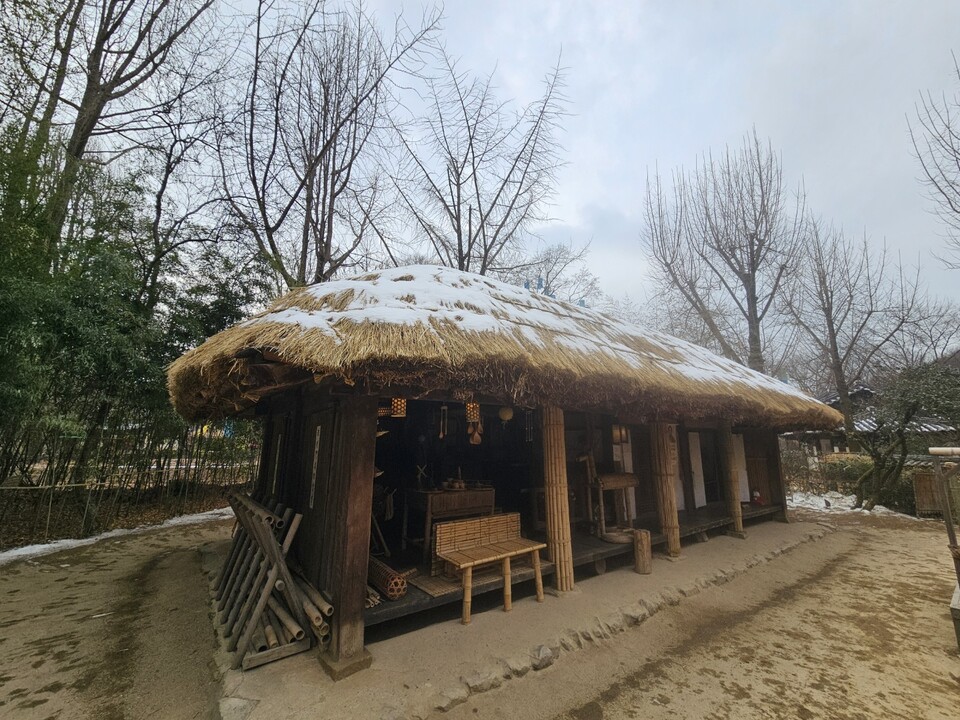 내일(5일) 서울·인천·경기도 지역은 대체로 흐리다가 저녁부터 차차 맑아지겠다. 새벽부터 아침 사이 안개와 비 또는 눈(빗방울·눈날림)이 내리는 곳이 있겠고, 이로 인해 빙판길과 도로 살얼음이 나타나는 곳이 많겠다. (사진=김광섭 기자)