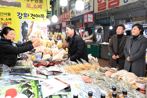 부평구는 지난 4일 설 명절을 앞두고 부평깡시장, 진흥종합시장, 부평종합시장, 열우물전통시장을 방문해 민생 현장을 점검했다. (사진제공=부평구)