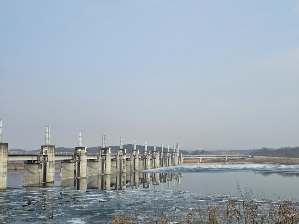다음 주(9~15일) 수도권은 9일(월) 강한 추위로 한 주를 시작한 뒤, 10일(화)부터 기온이 점차 오르며 평년 수준을 회복하겠다. 11일(수) 오전에는 비 또는 눈이 내릴 가능성이 있어 이동 시 주의가 필요하다. 사진은 5일 오후 여주보 전경. (사진=김광섭 기자)