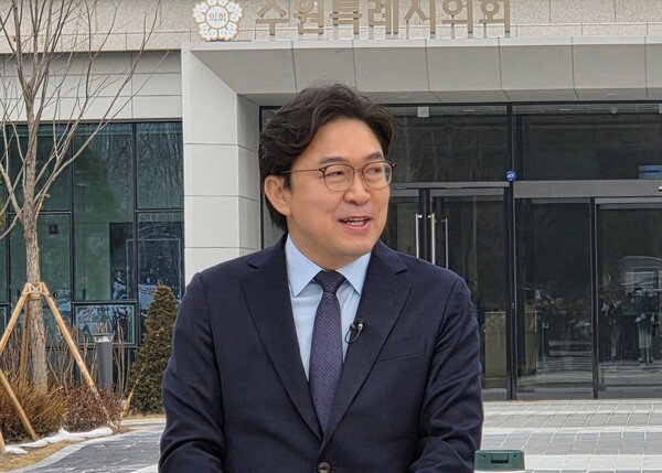 5일 권혁우 더불어민주당 경기기본사회위원회 부위원장이 수원특례시장 출마를 선언하며 AI 시민주권정부 구상과 함께 군공항 이전을 평화 해법과 산수화 정조 메가시티 전략으로 풀겠다는 비전을 제시했다. 수원시의회 입구에서 출마선언하는 권혁우 부위원장 (사진=순정우 기자)