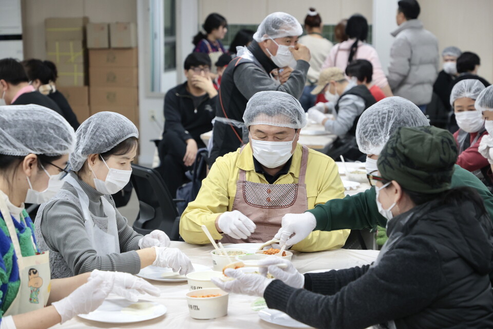 임병택 시흥시장이 5일 시흥시 두리장애인자립생활센터에서 열린 ‘설맞이 복 만두 만들기’ 행사에 참석해 만두를 빚고 있다. (사진제공=시흥시)