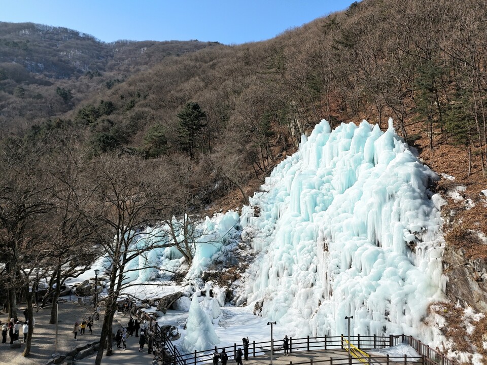 8일 오전 11시10분께 가평 어비계곡의 거대한 얼음 절벽을 보기 위해 찾은 동남아 관광객들이 탐방로 일대에 북적거리고 있다. (사진=이건구 기자)