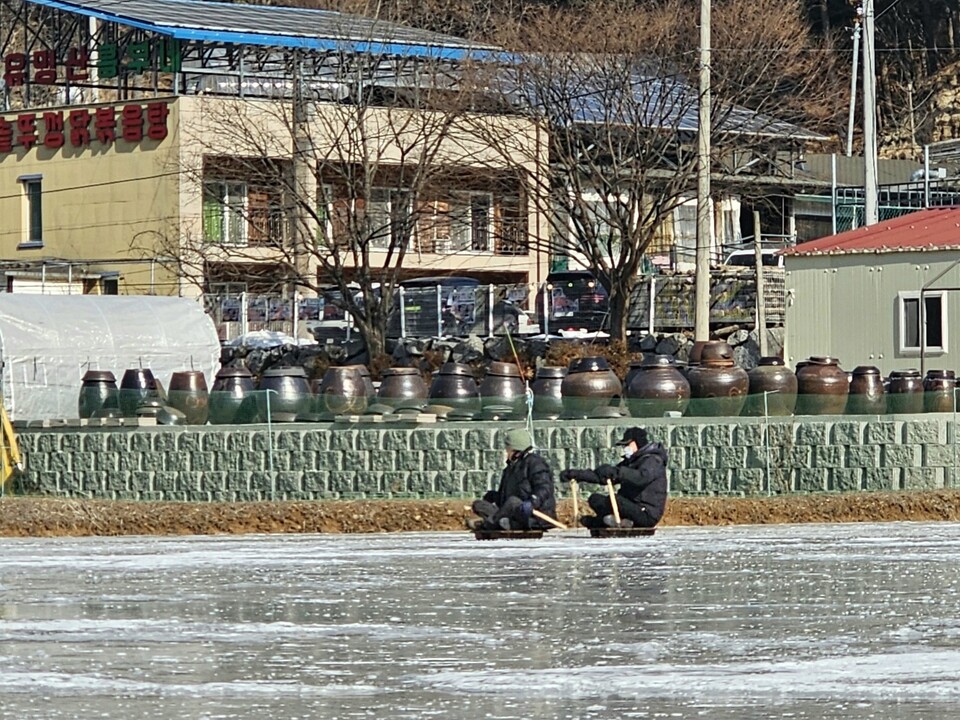 한파특보가 발효 중인 8일 오전 11시께 가평군 설악면 가일리의 한 썰매장에서 중년 부부가 썰매 체험을 하고 있다. (사진=이건구 기자)